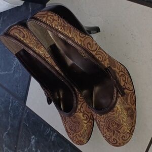 Newport News Gold Brown Brocade Bow Heels 7.5 Sexy Shoes, New, never worn
